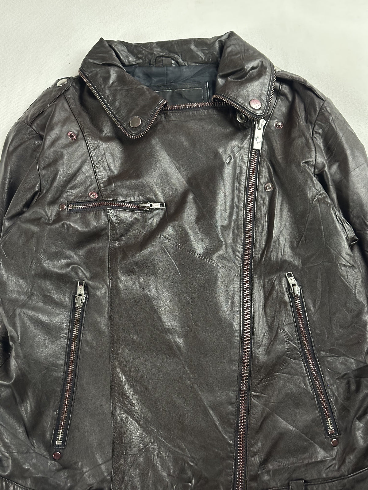 Close view of the snap-fastened collar and the zipped chest and hand pockets