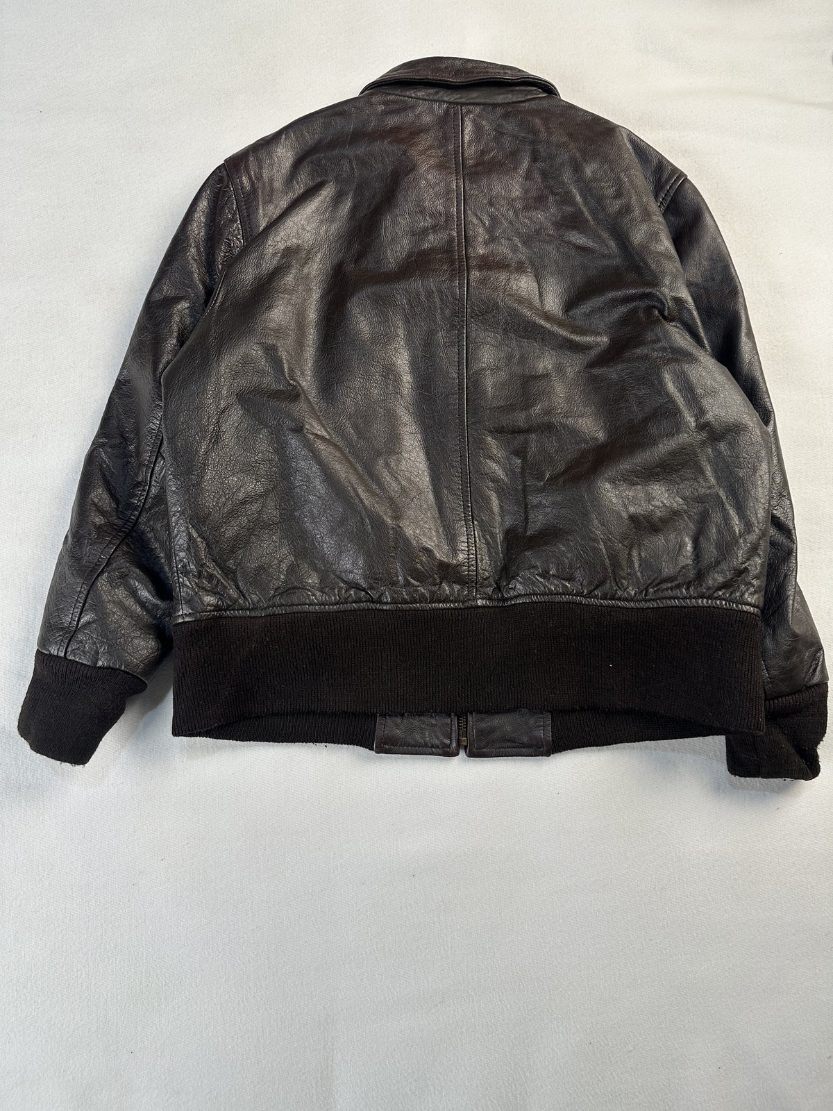 Blouson shape drawing in at the waist of the brown flight jacket