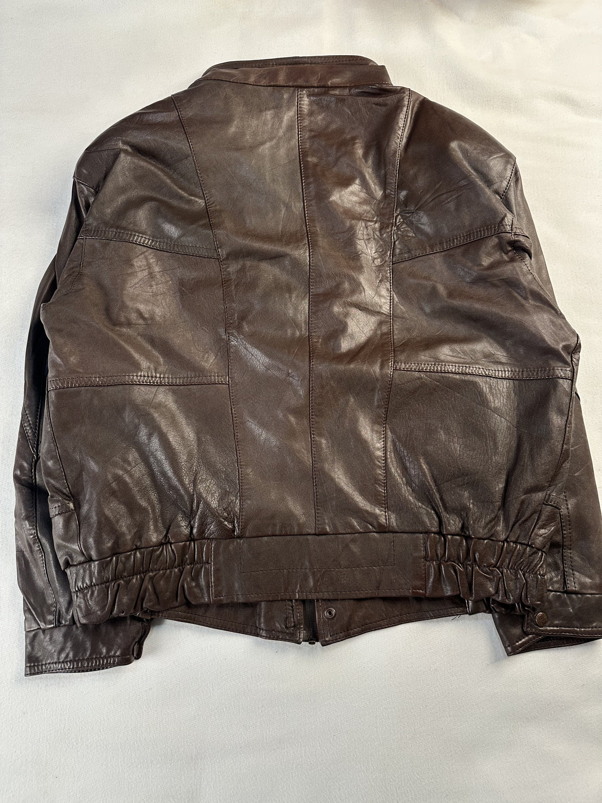 Rear view of the roomy XXL brown flight jacket with its elasticated waistband