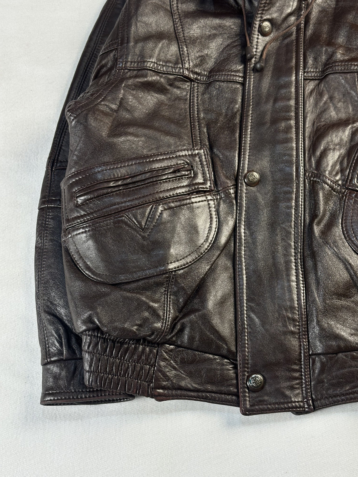 Size L trucker in brown real leather with a 23 inch chest