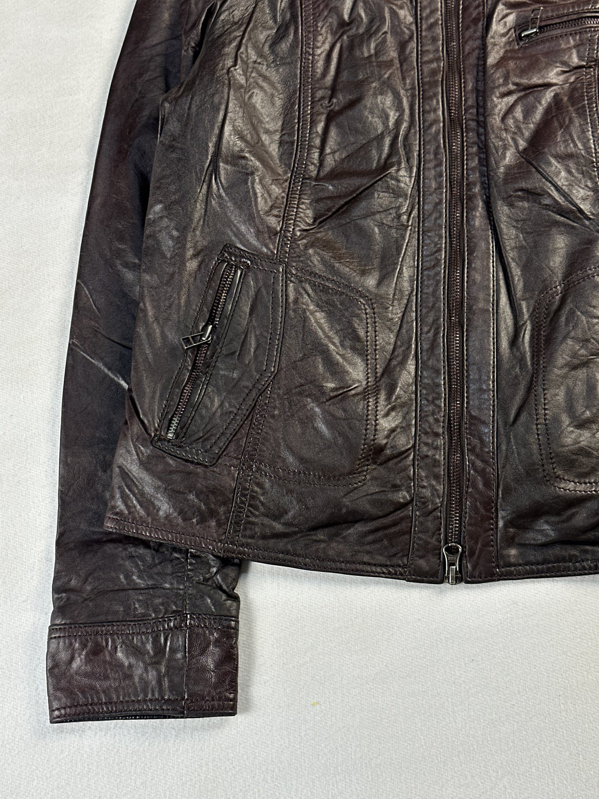 Size M cafe racer in brown real leather with a 20 inch chest