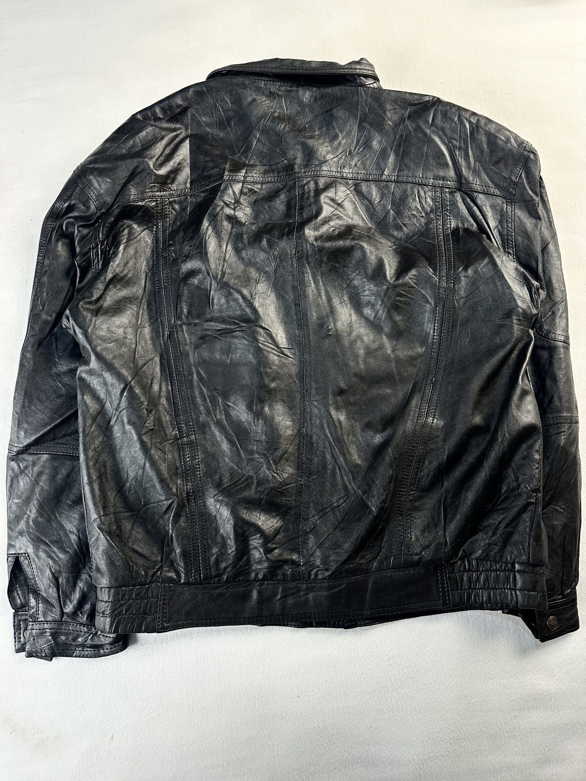 Black leather vintage jacket, size L - collar detail.