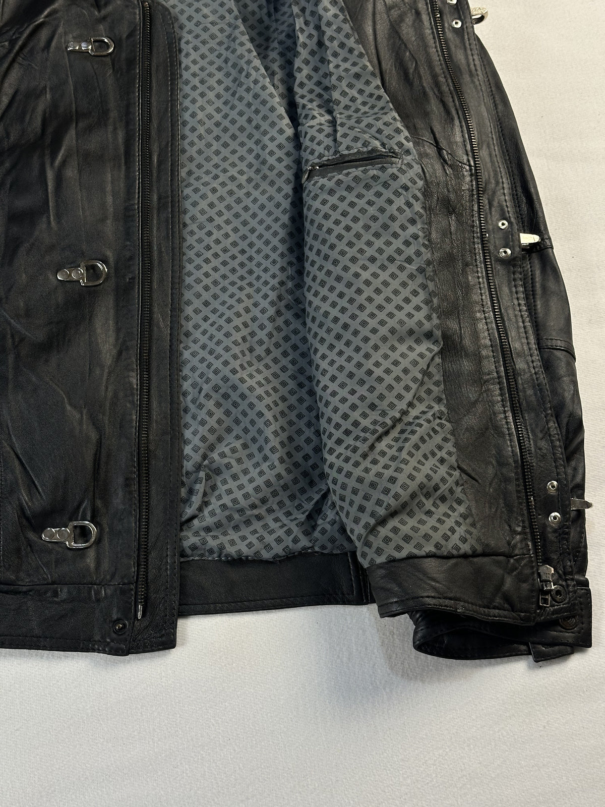 Black leather vintage jacket, size L - interior lining.