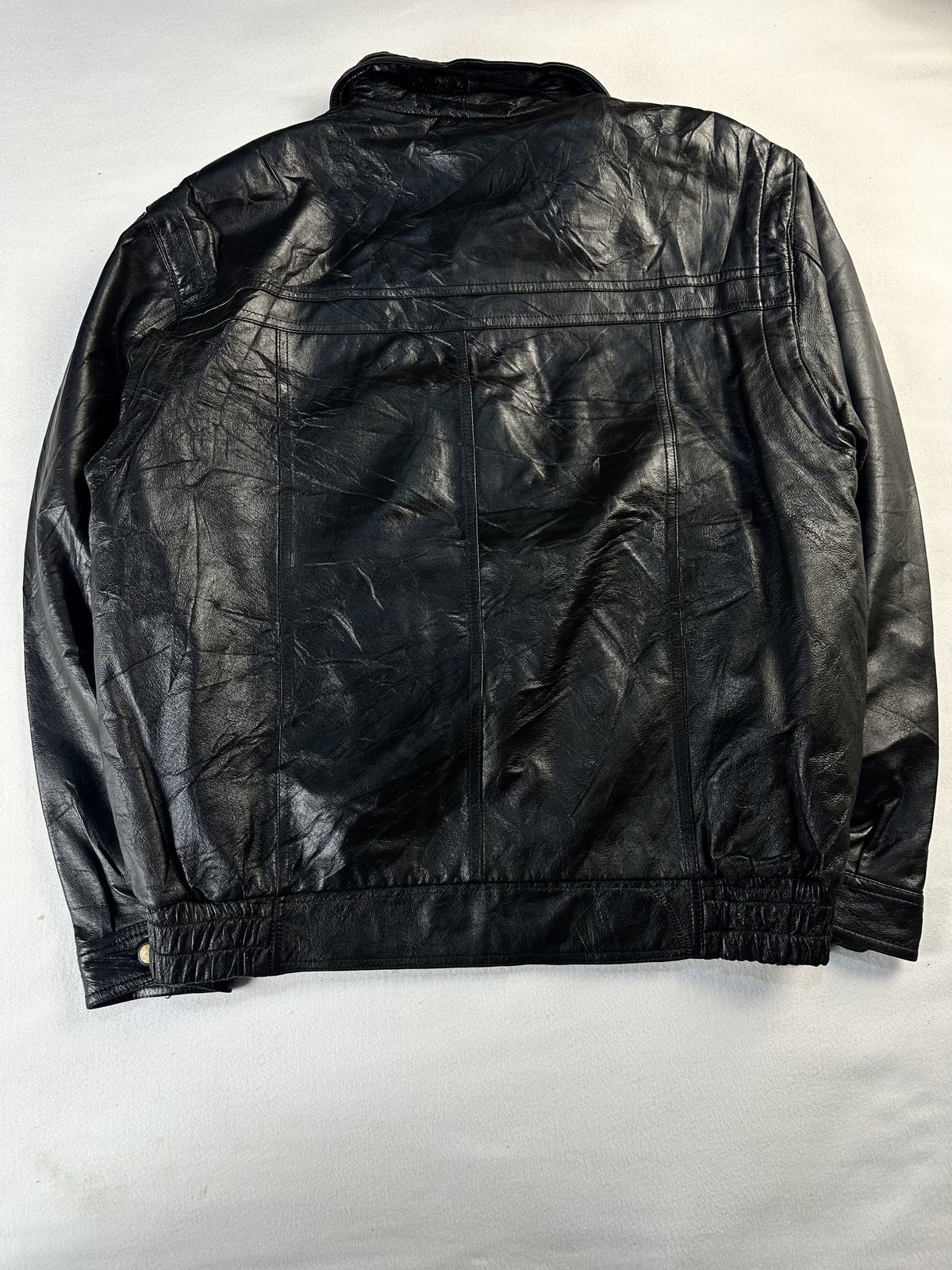 Black leather vintage jacket, size XL - collar detail.