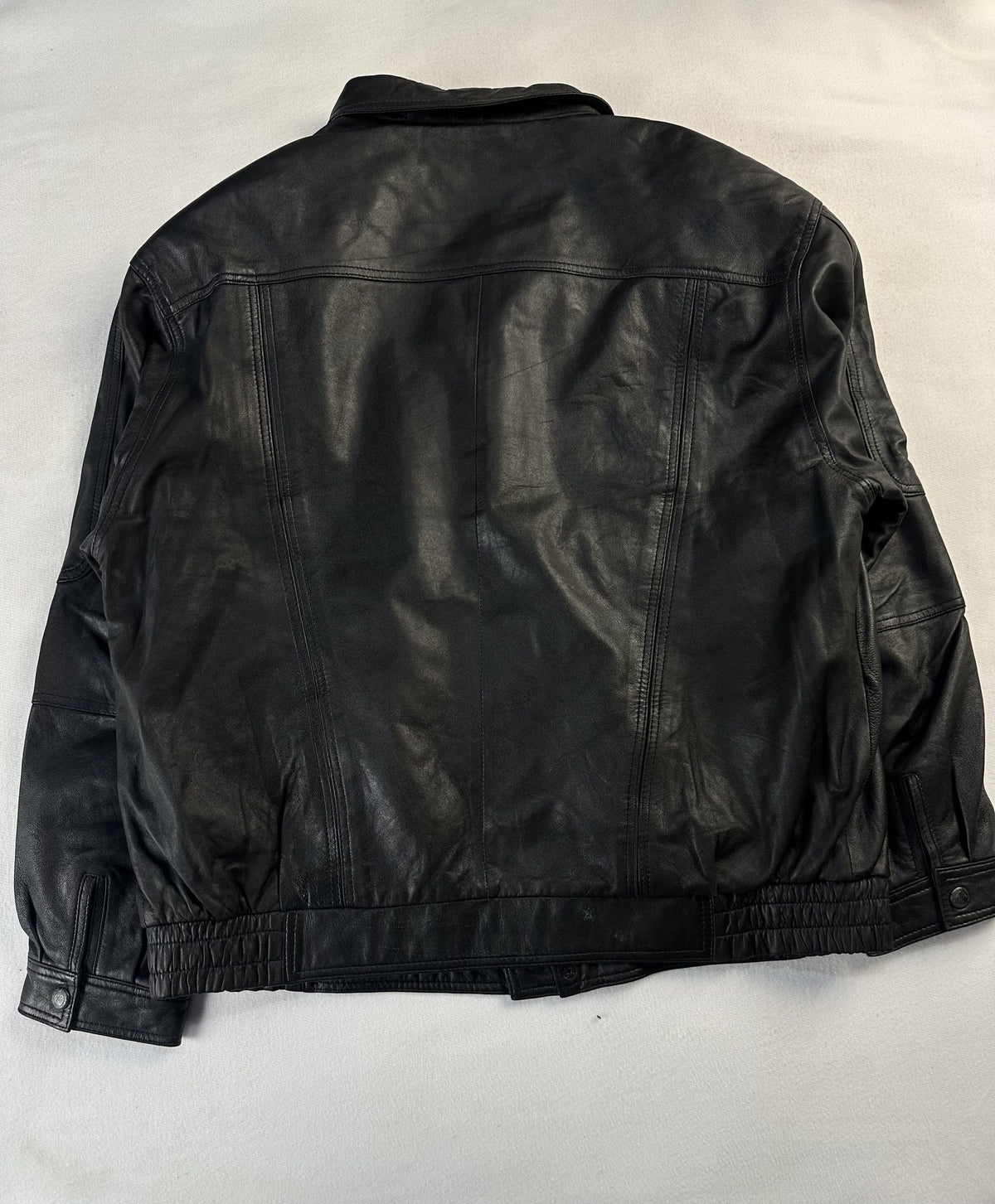 Black leather vintage jacket, size L - collar detail.