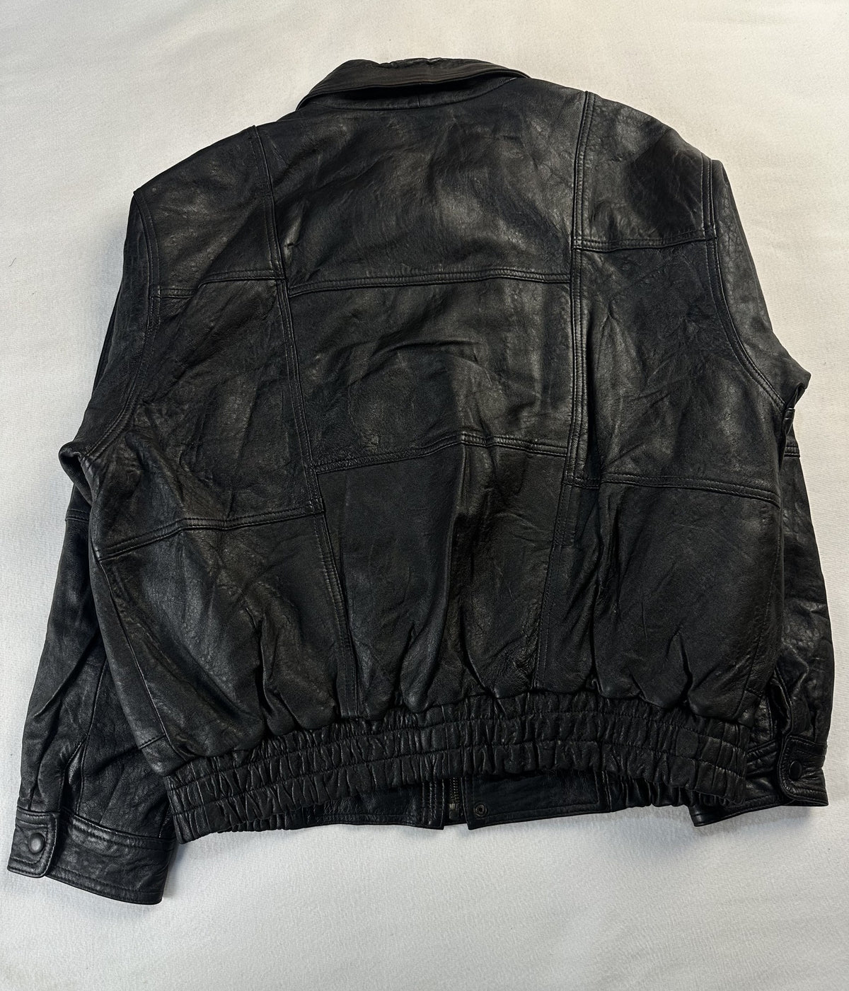 Black leather vintage jacket, size M - collar detail.