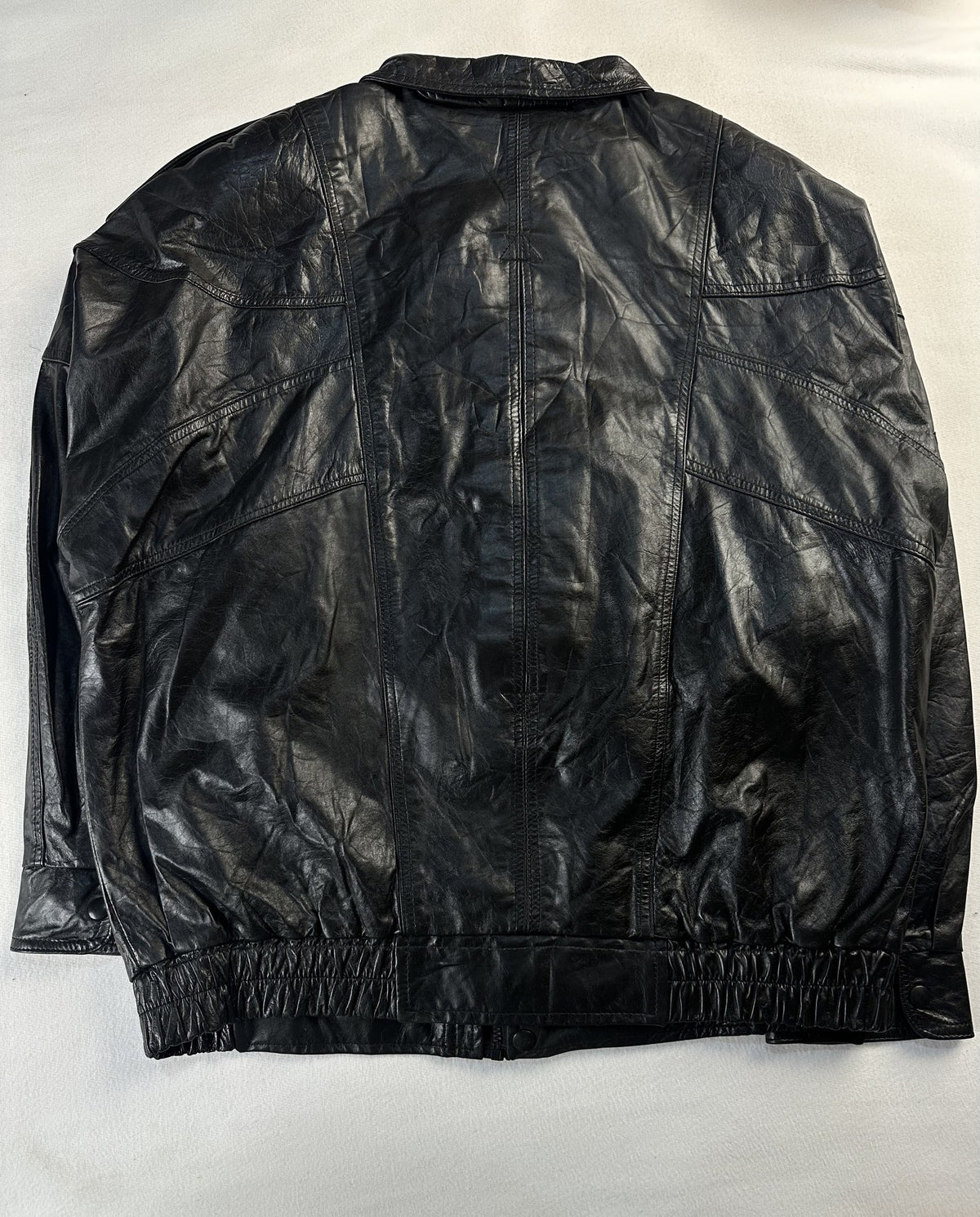 Black leather vintage jacket, size L - collar detail.