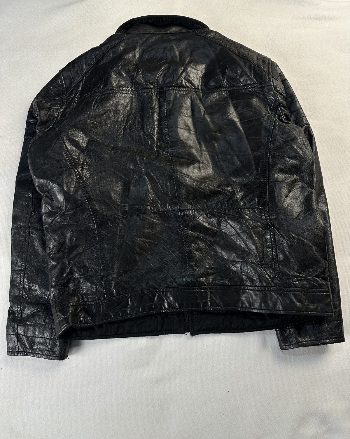 Black leather vintage jacket, size M - collar detail.