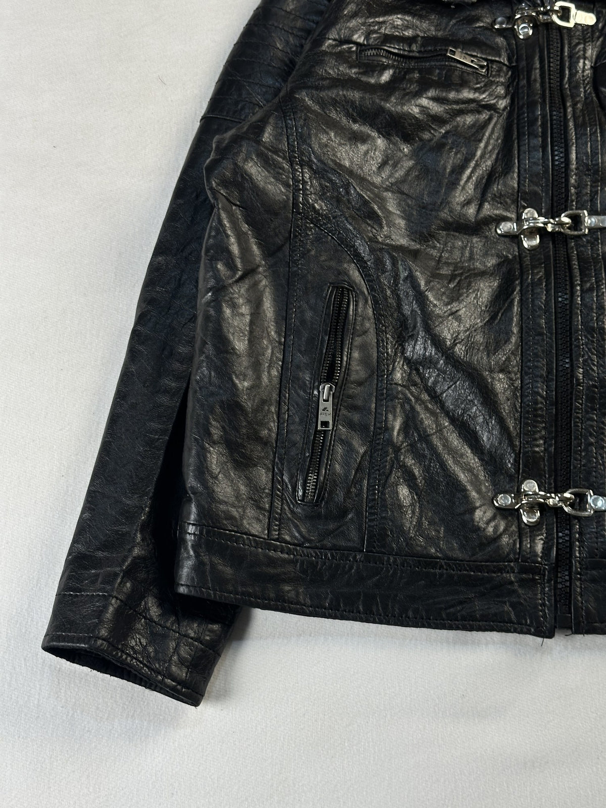 Black leather vintage jacket, size M - sleeve and cuff.