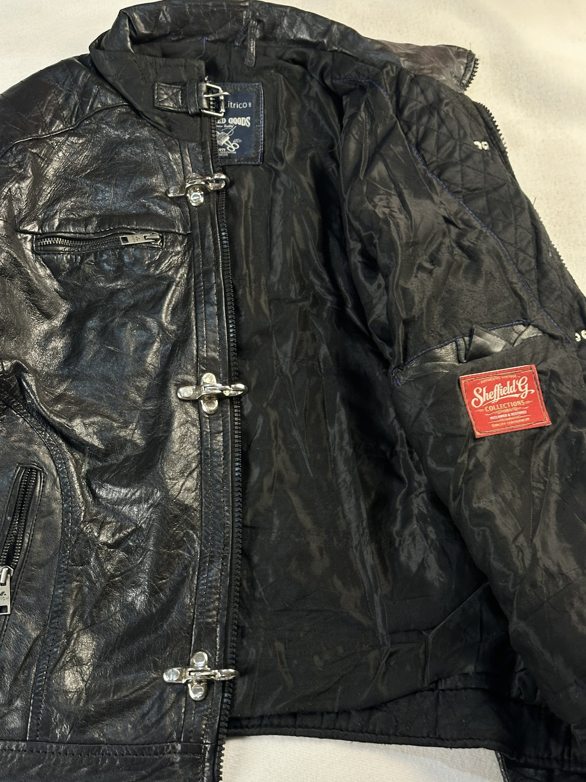 Black leather vintage jacket, size M - interior lining.