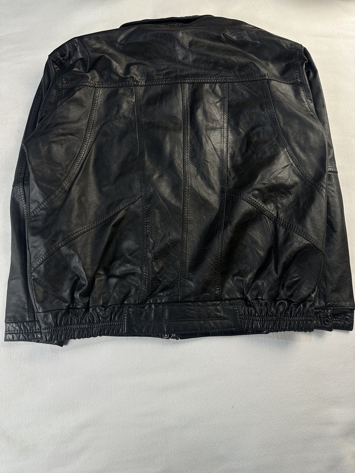 Black leather vintage jacket, size L - collar detail.