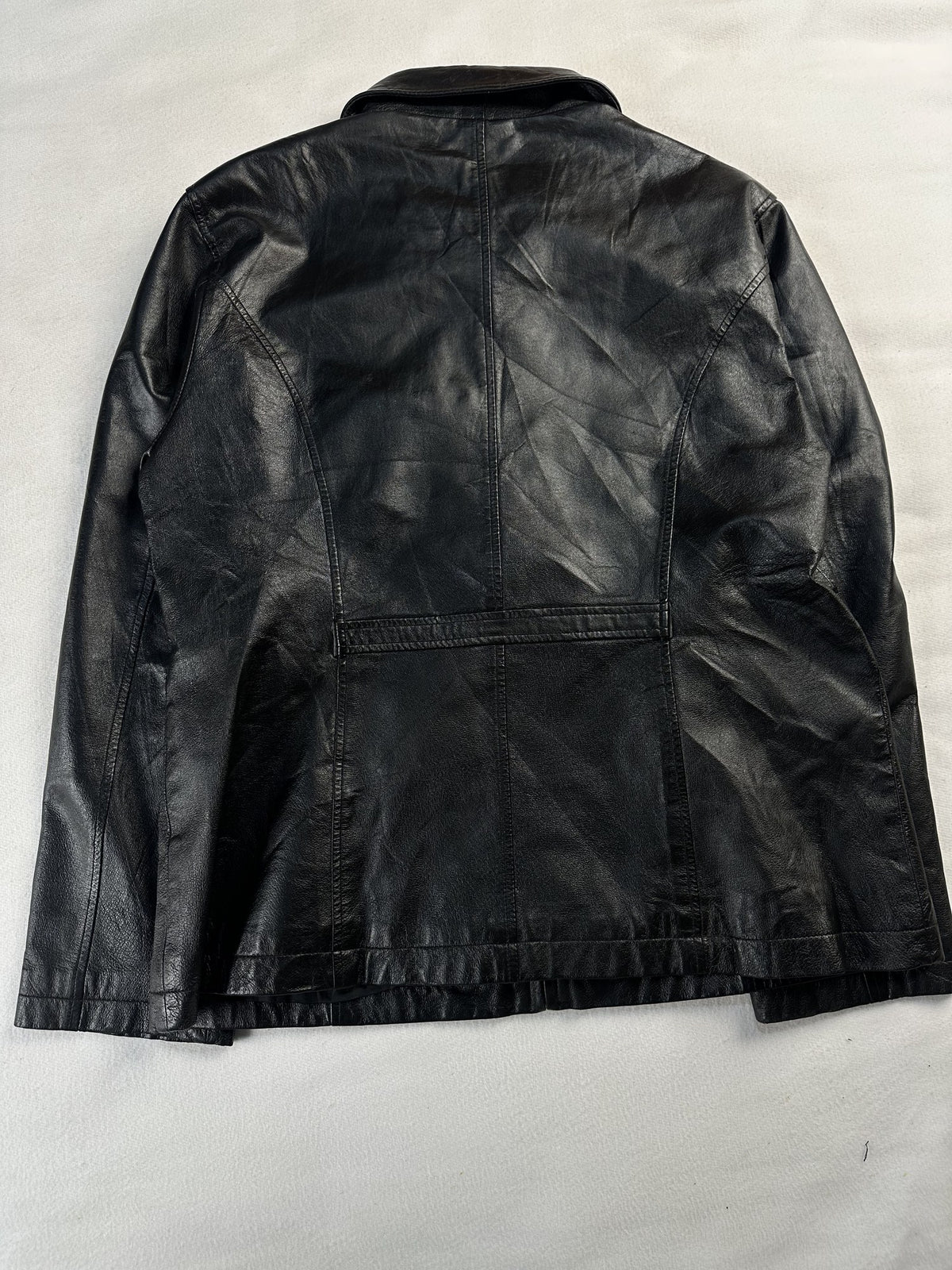 Black leather vintage jacket, size M - collar detail.