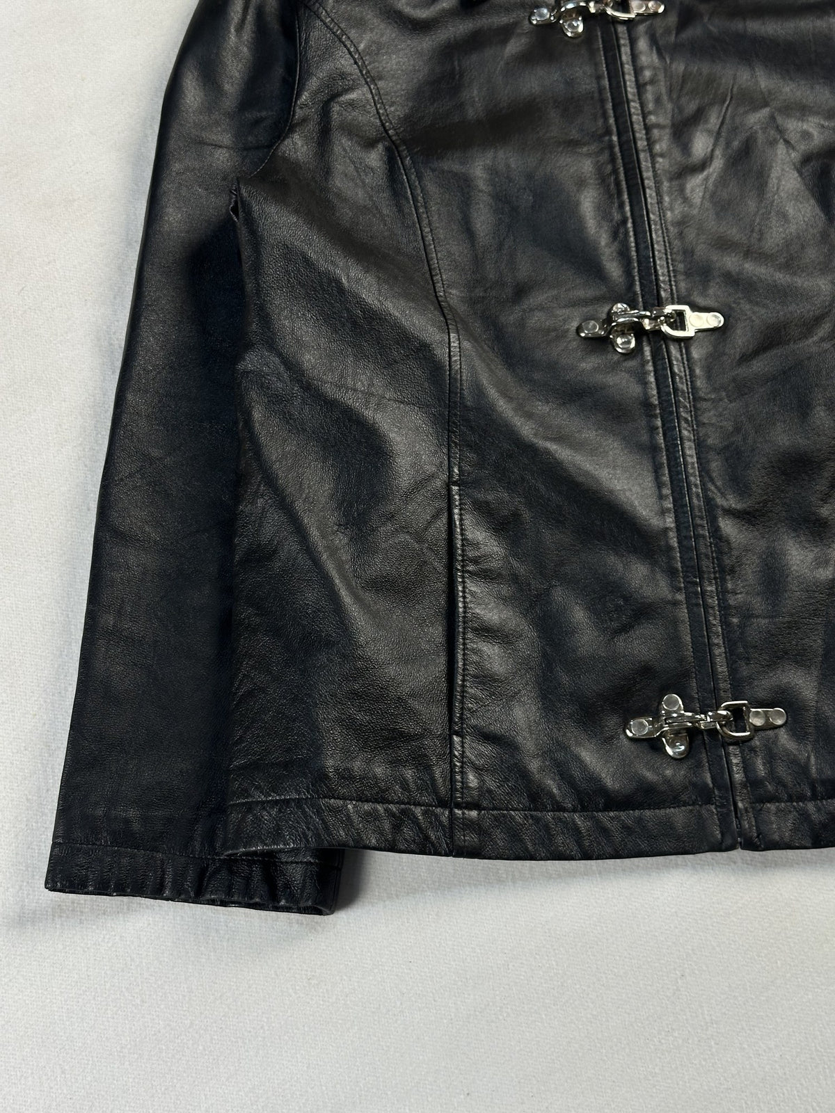 Black leather vintage jacket, size M - sleeve and cuff.
