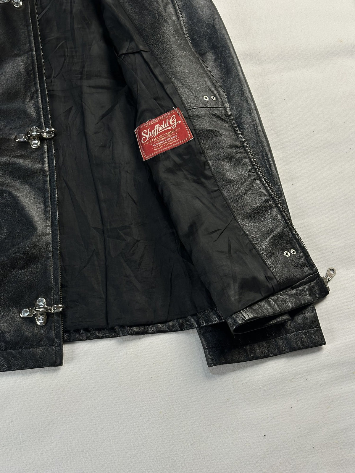 Black leather vintage jacket, size M - interior lining.