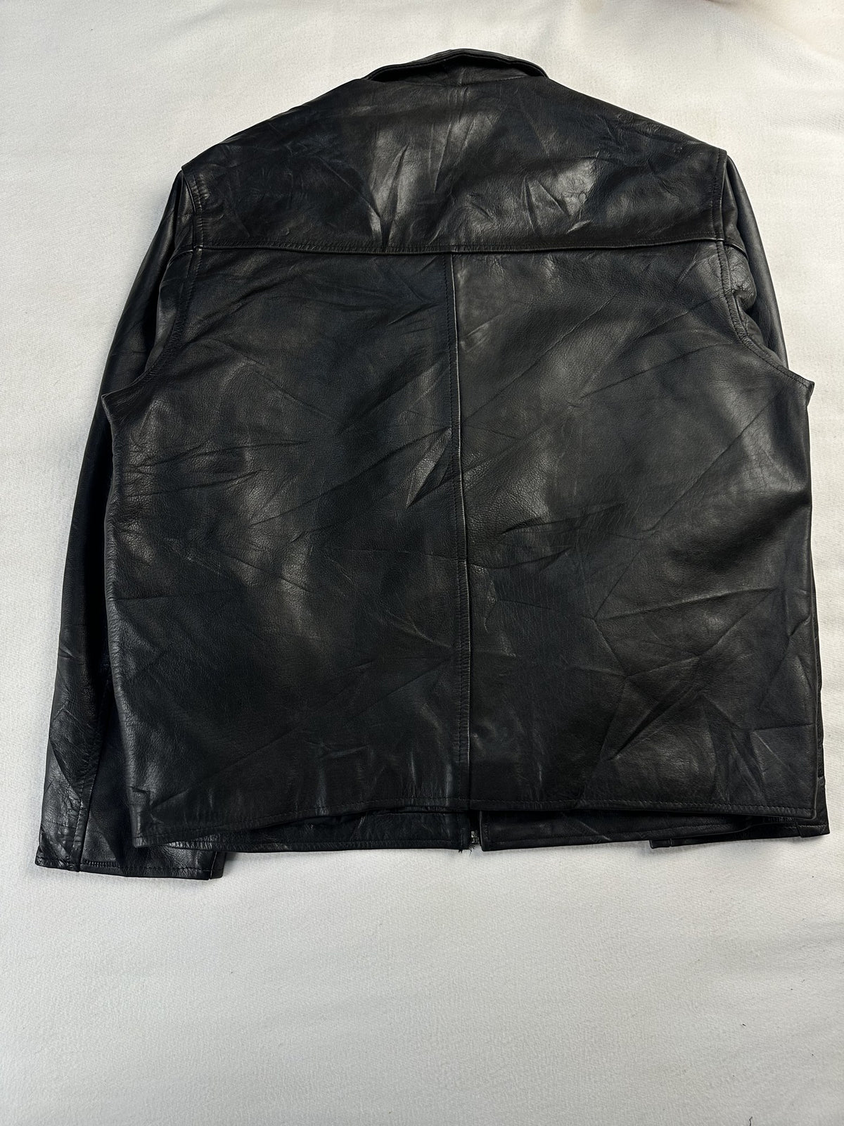 Black leather vintage jacket, size L - collar detail.