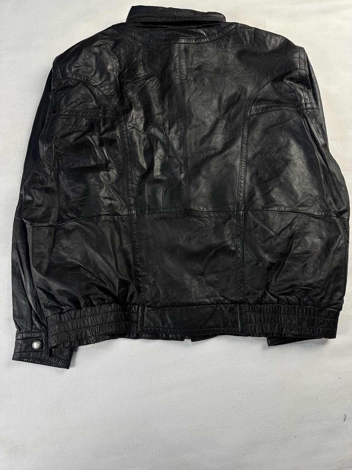 Black leather vintage jacket, size XL - collar detail.