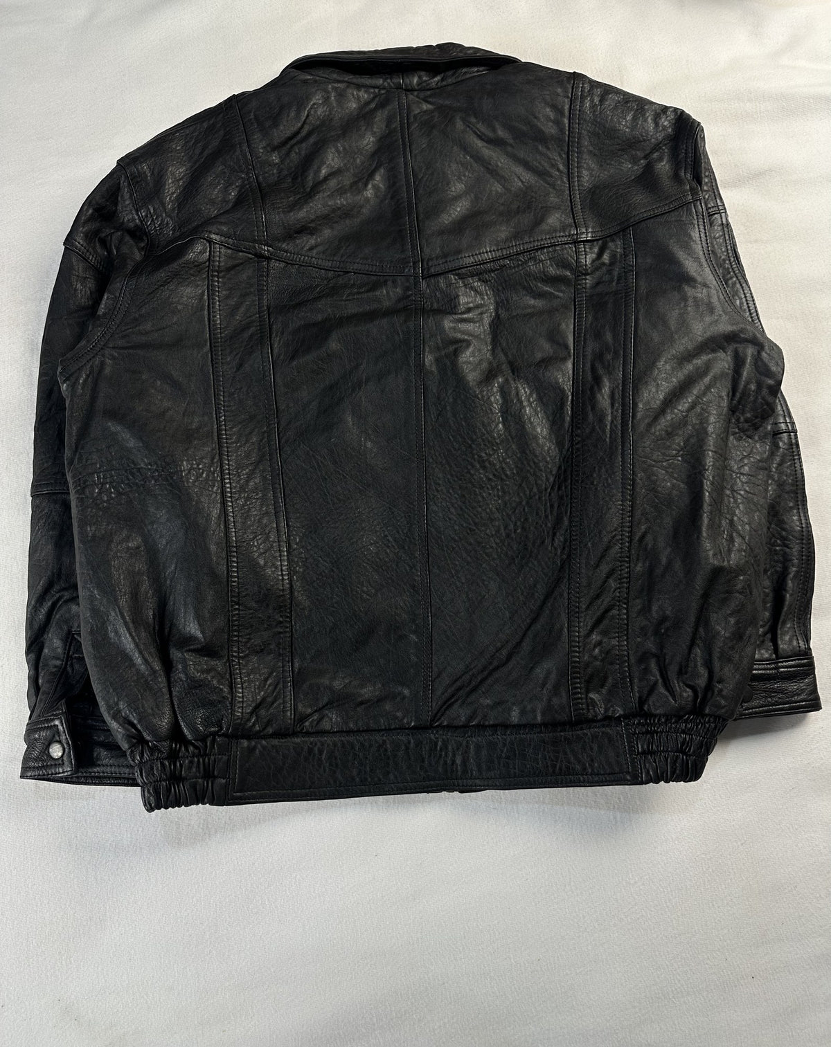 Black leather vintage jacket, size L - collar detail.