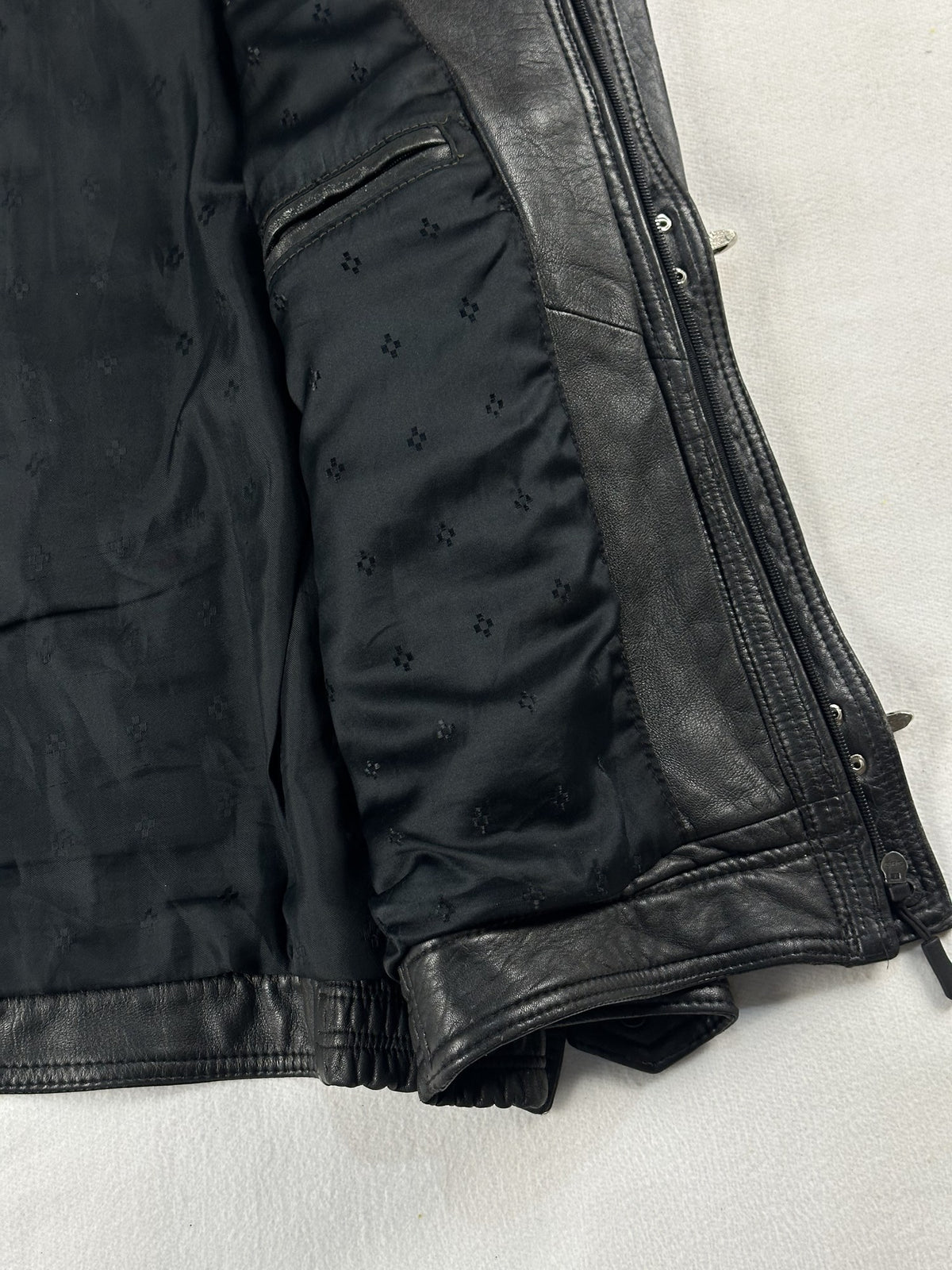 Black leather vintage jacket, size L - interior lining.