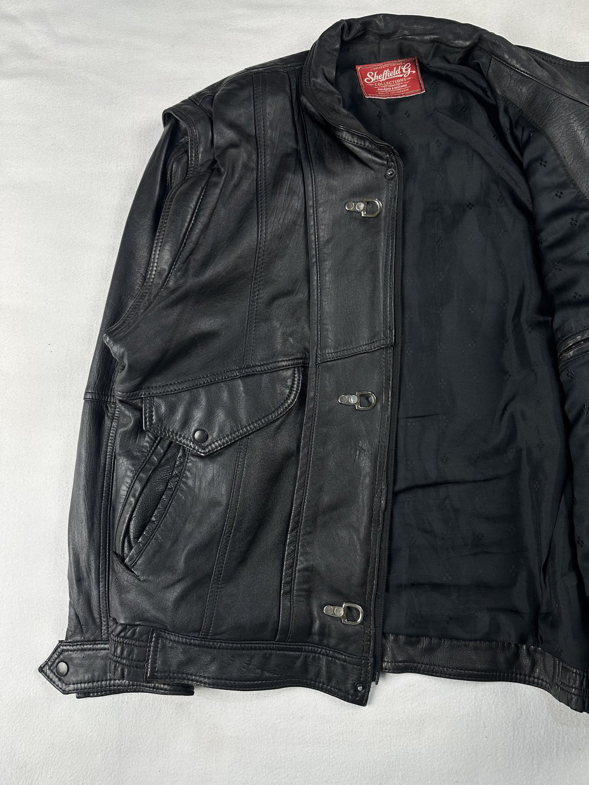 Black leather vintage jacket, size L - front closure detail.