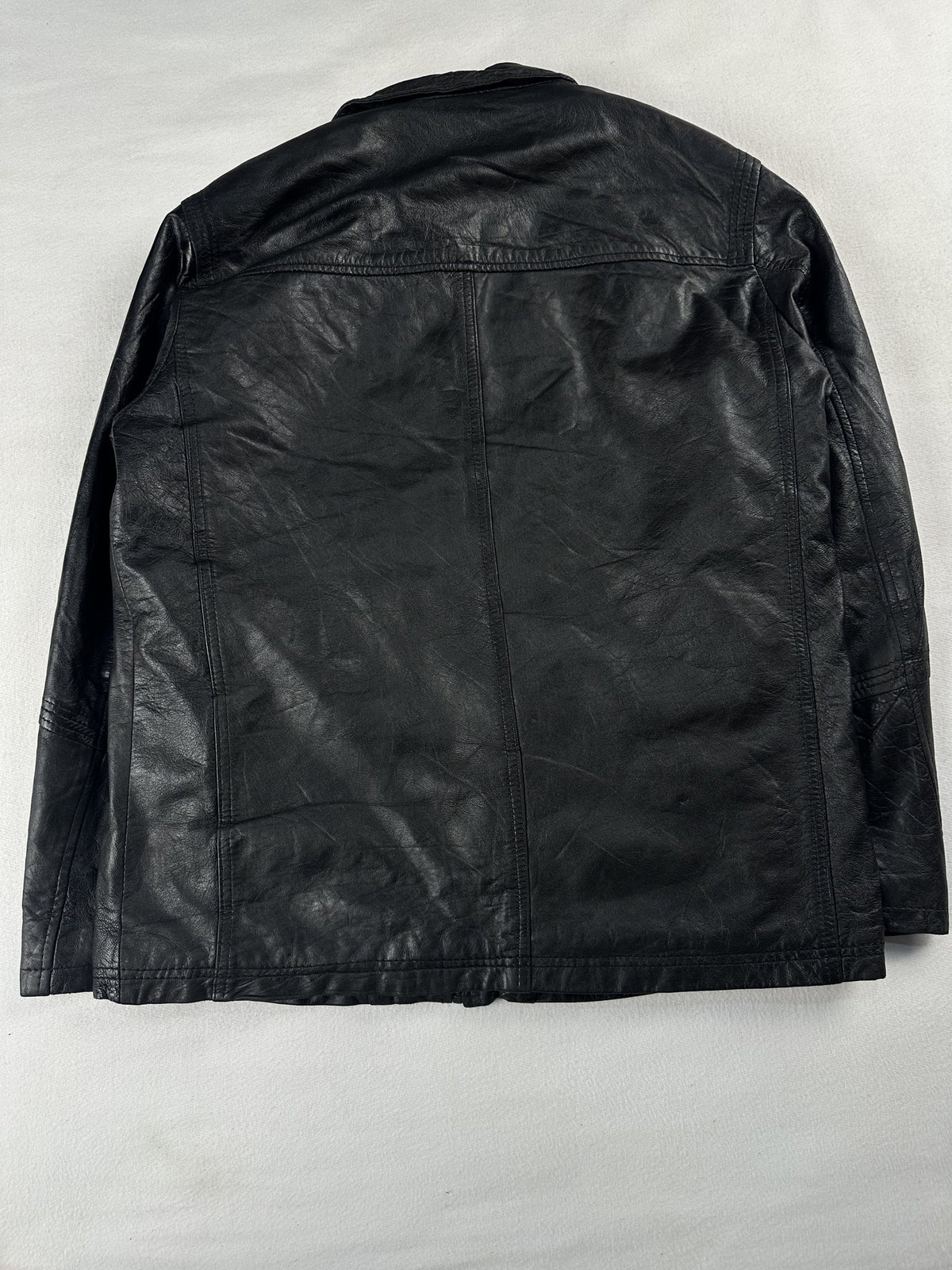 Black leather vintage jacket, size L - collar detail.