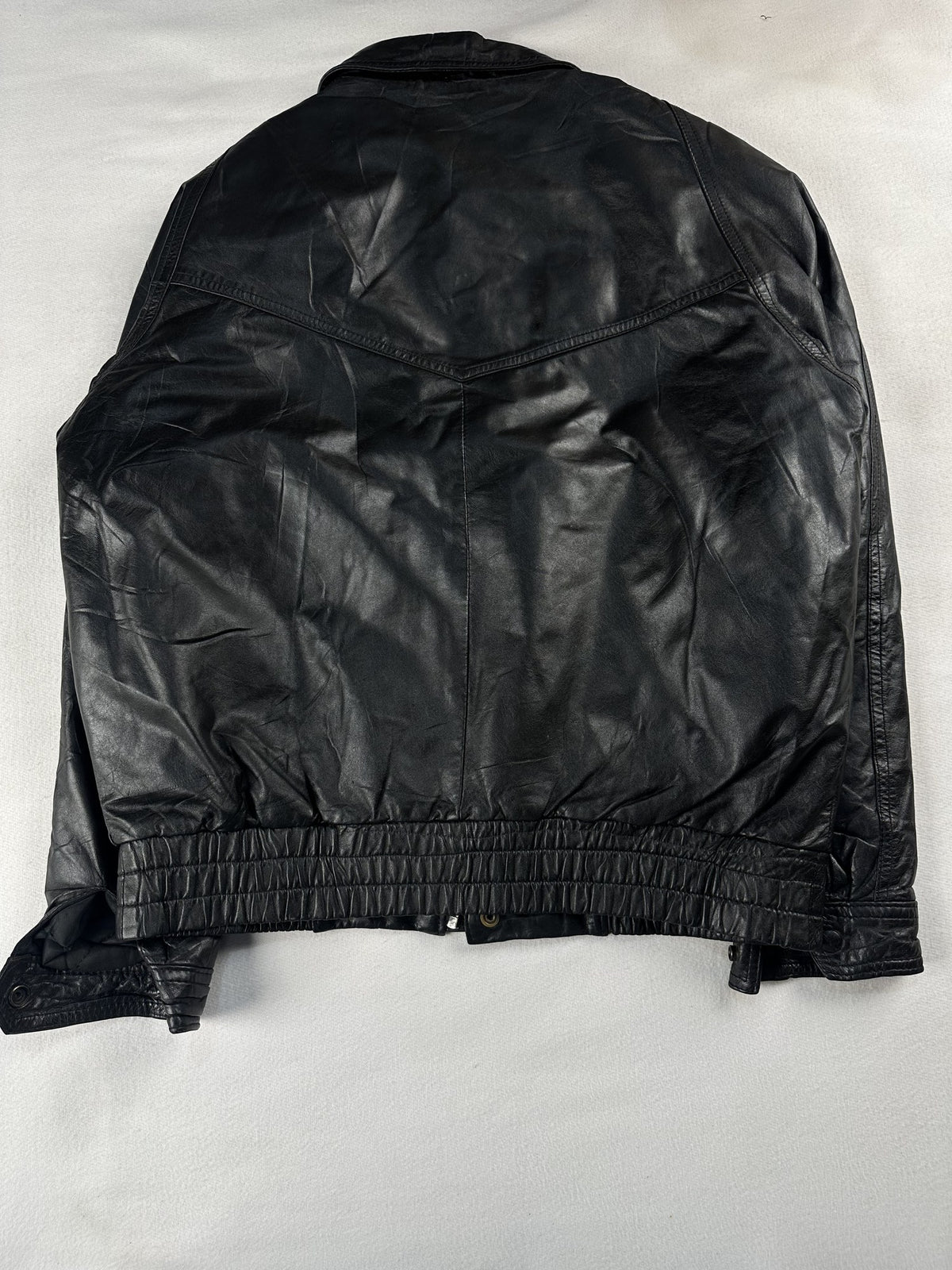 Black leather vintage jacket, size M - collar detail.