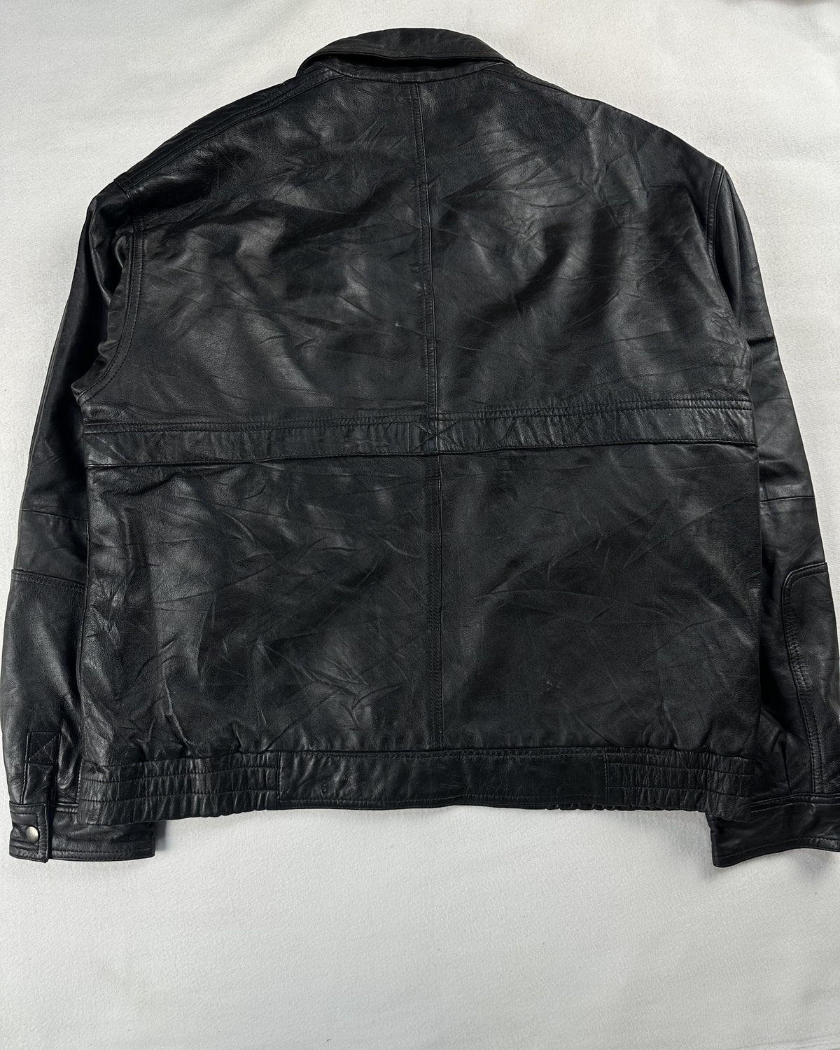 Black leather vintage jacket, size L - collar detail.