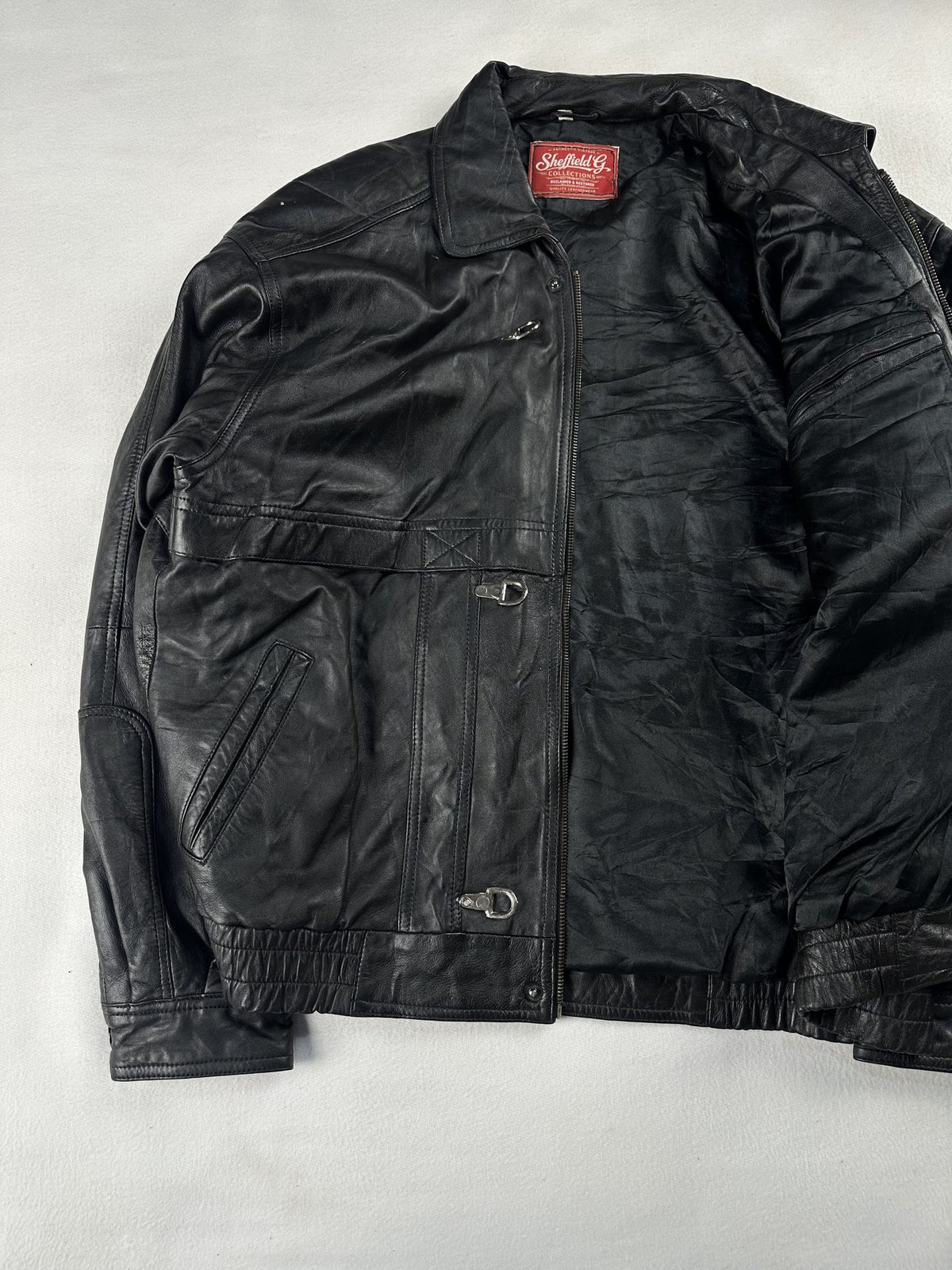 Black leather vintage jacket, size L - front closure detail.