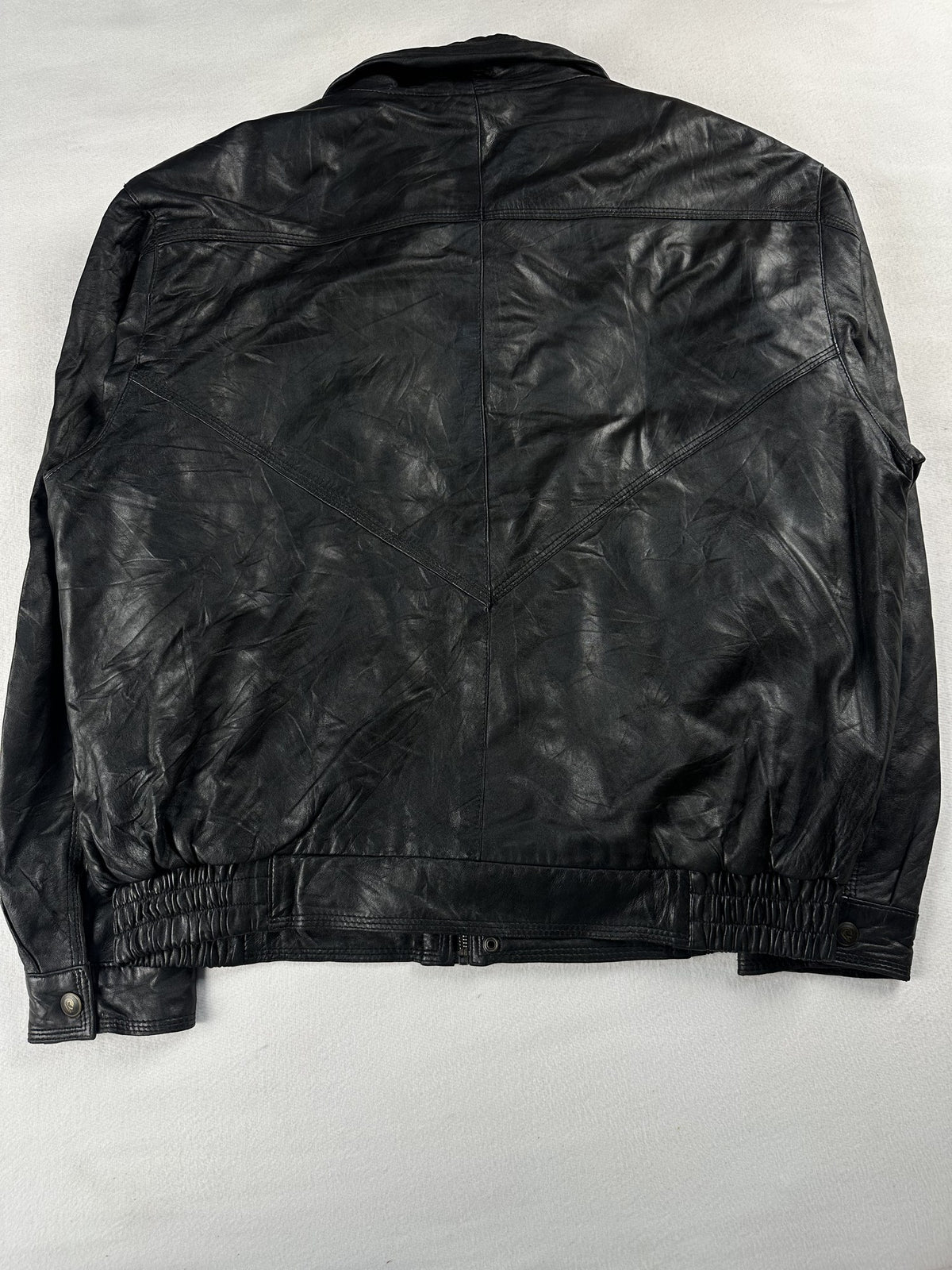 Black leather vintage jacket, size L - collar detail.