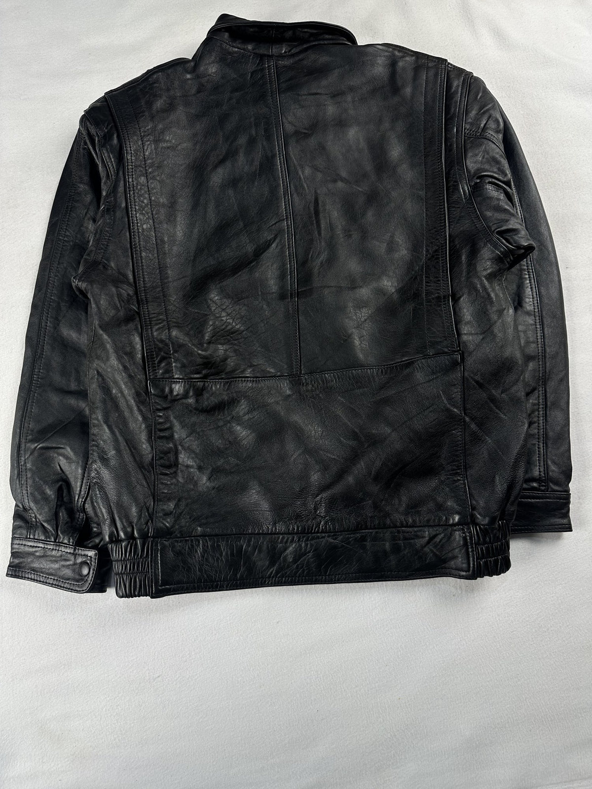Black leather vintage jacket, size L - collar detail.
