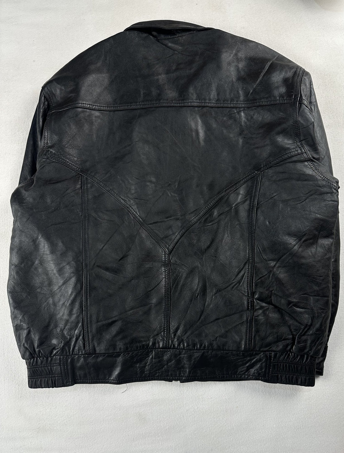 Black leather vintage jacket, size L - collar detail.