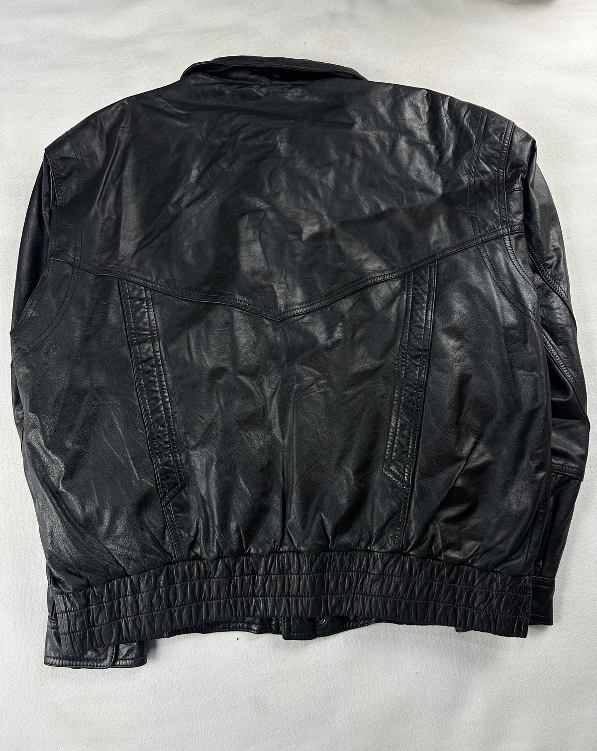 Black leather vintage jacket, size L - collar detail.