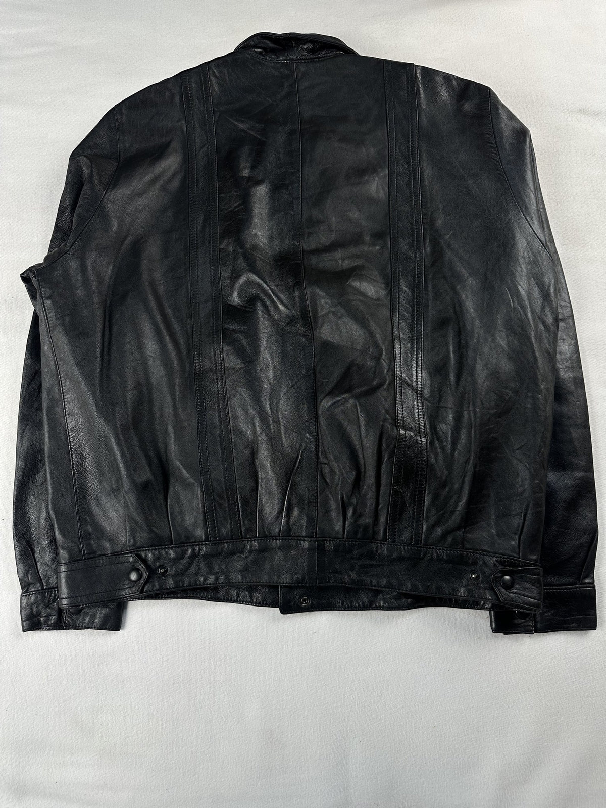 Black leather vintage jacket, size L - collar detail.