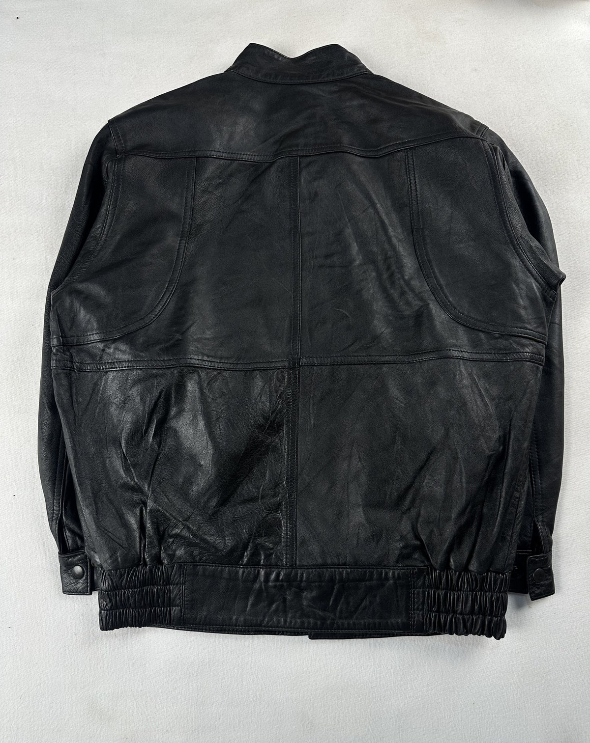 Black leather vintage jacket, size M - collar detail.