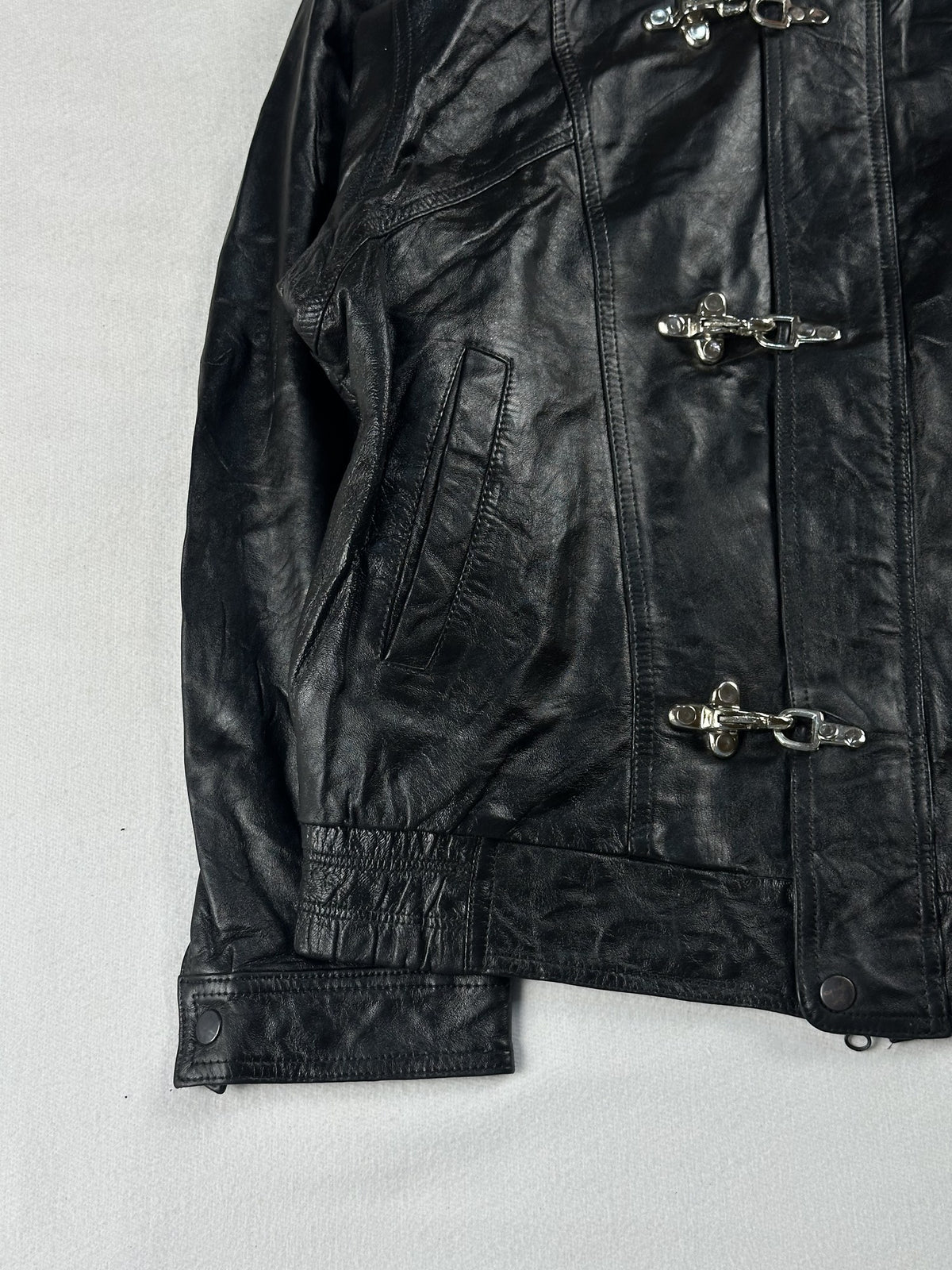 Black leather vintage jacket, size M - sleeve and cuff.