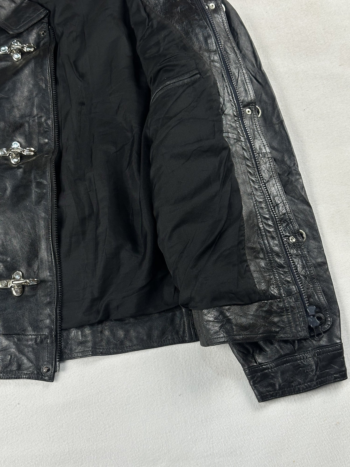 Black leather vintage jacket, size M - interior lining.