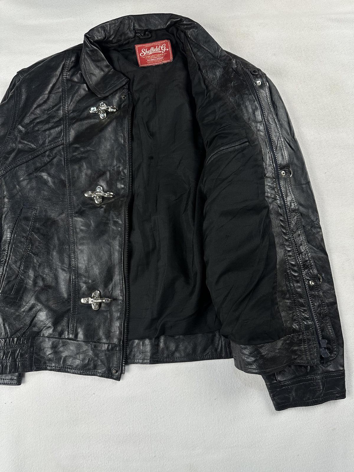 Black leather vintage jacket, size M - front closure detail.