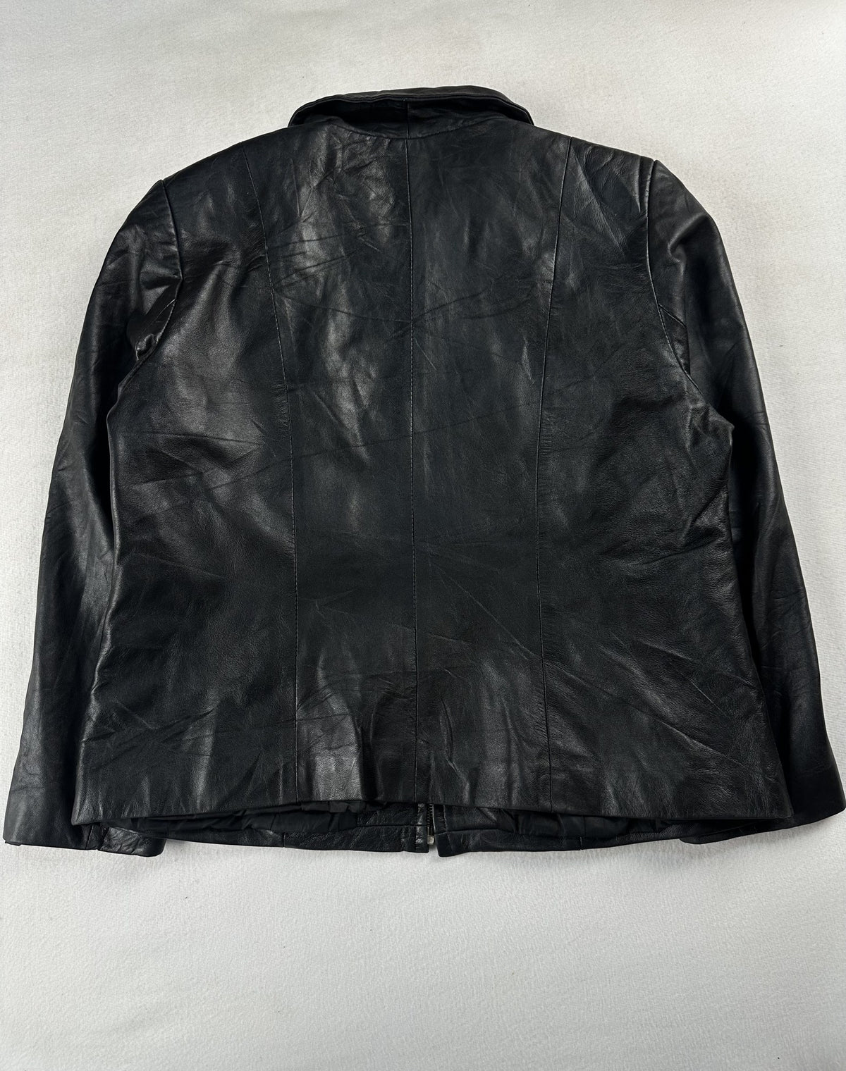 Black leather vintage jacket, size XS - collar detail.
