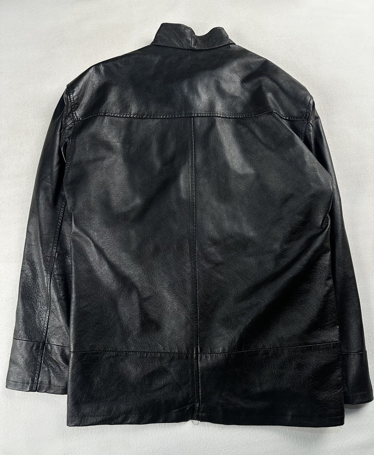 Black leather vintage jacket, size L - collar detail.