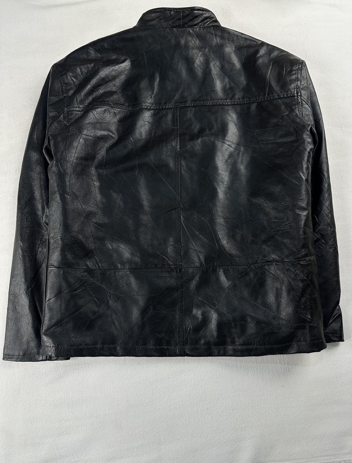 Black leather vintage jacket, size L - collar detail.
