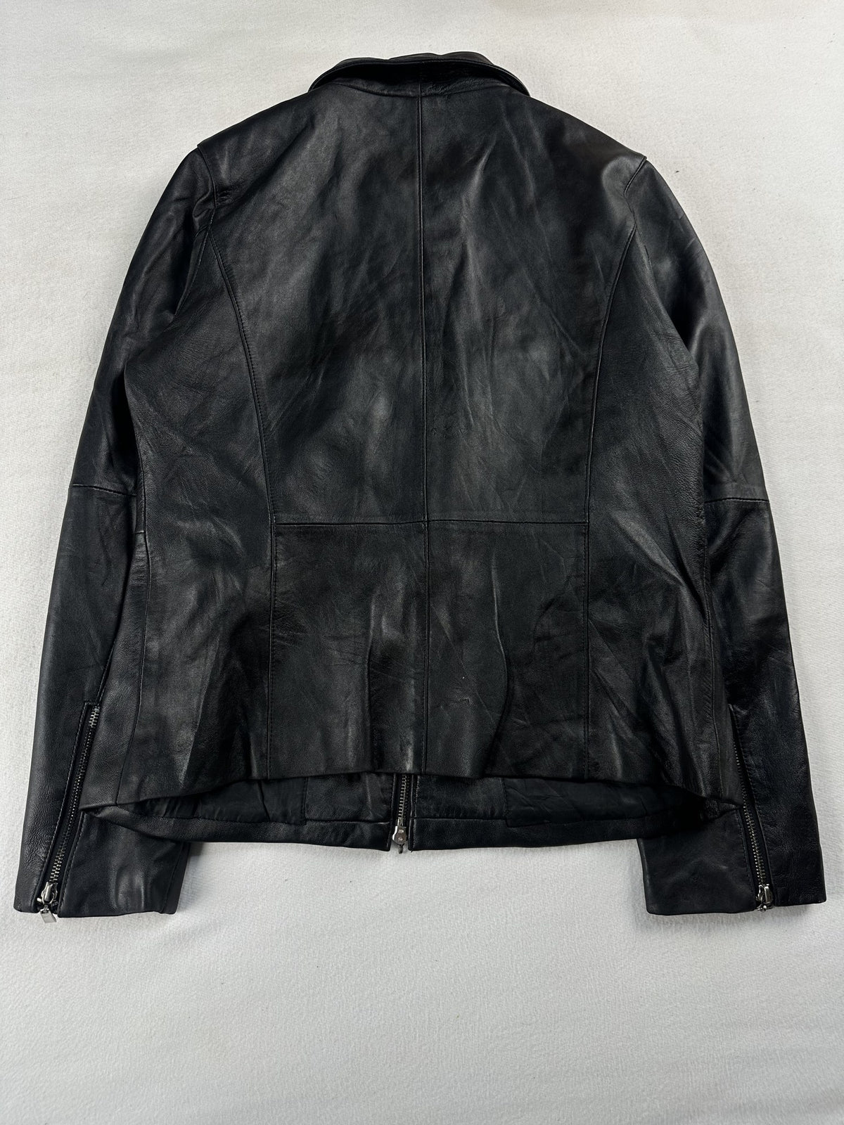 Black leather vintage jacket, size XS - collar detail.