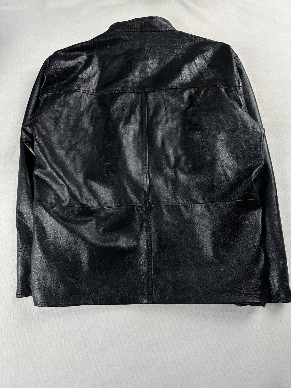 Black leather vintage jacket, size L - collar detail.