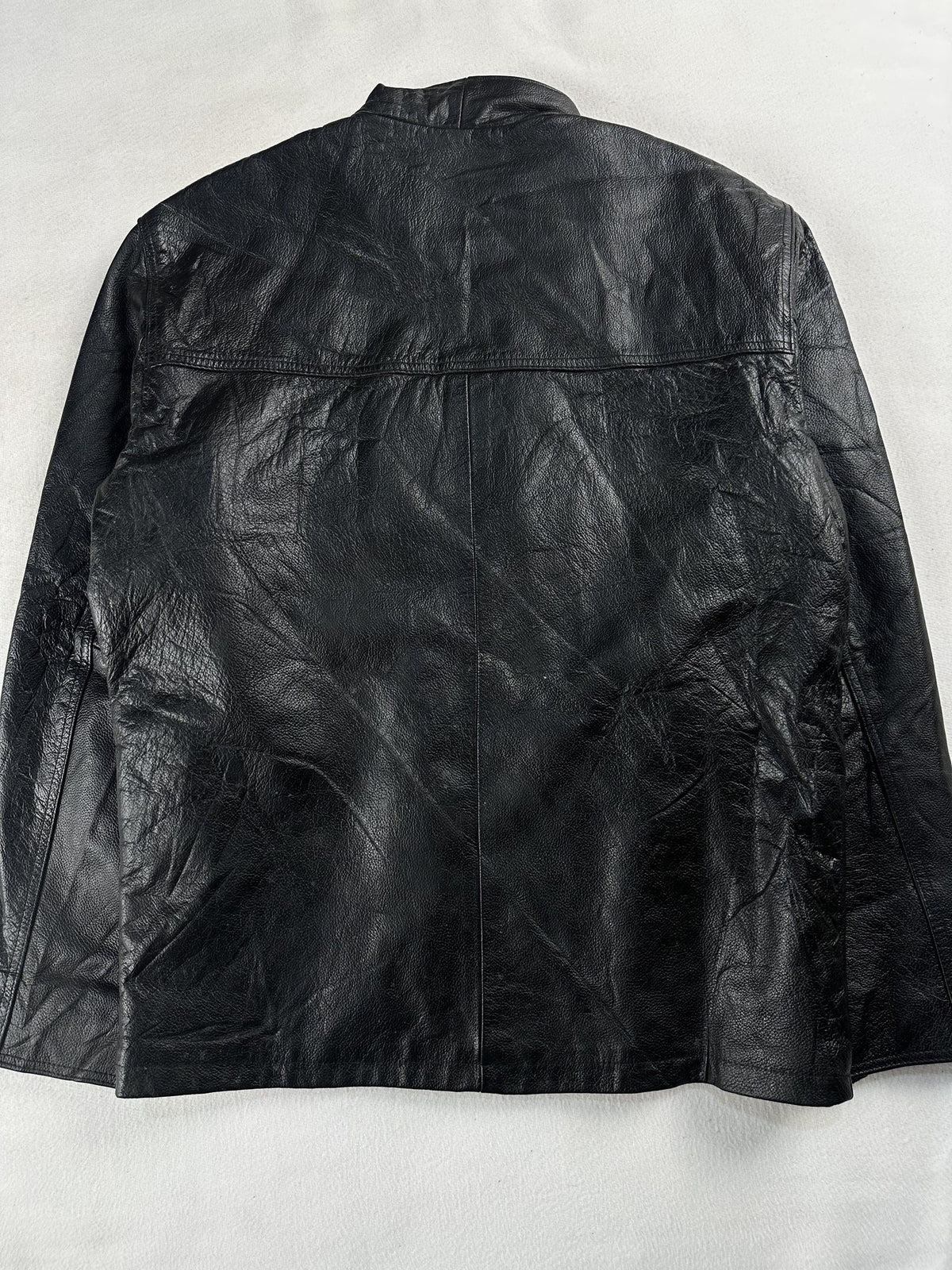 Black leather vintage jacket, size M - collar detail.
