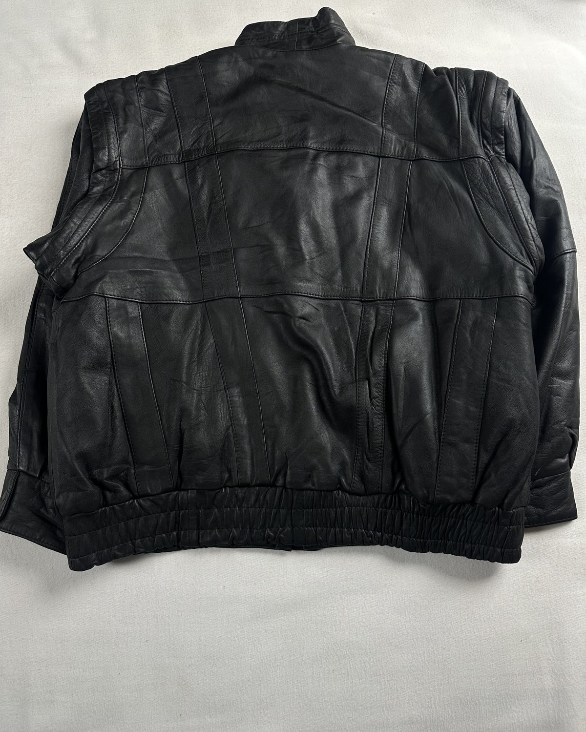 Black leather vintage jacket, size M - collar detail.
