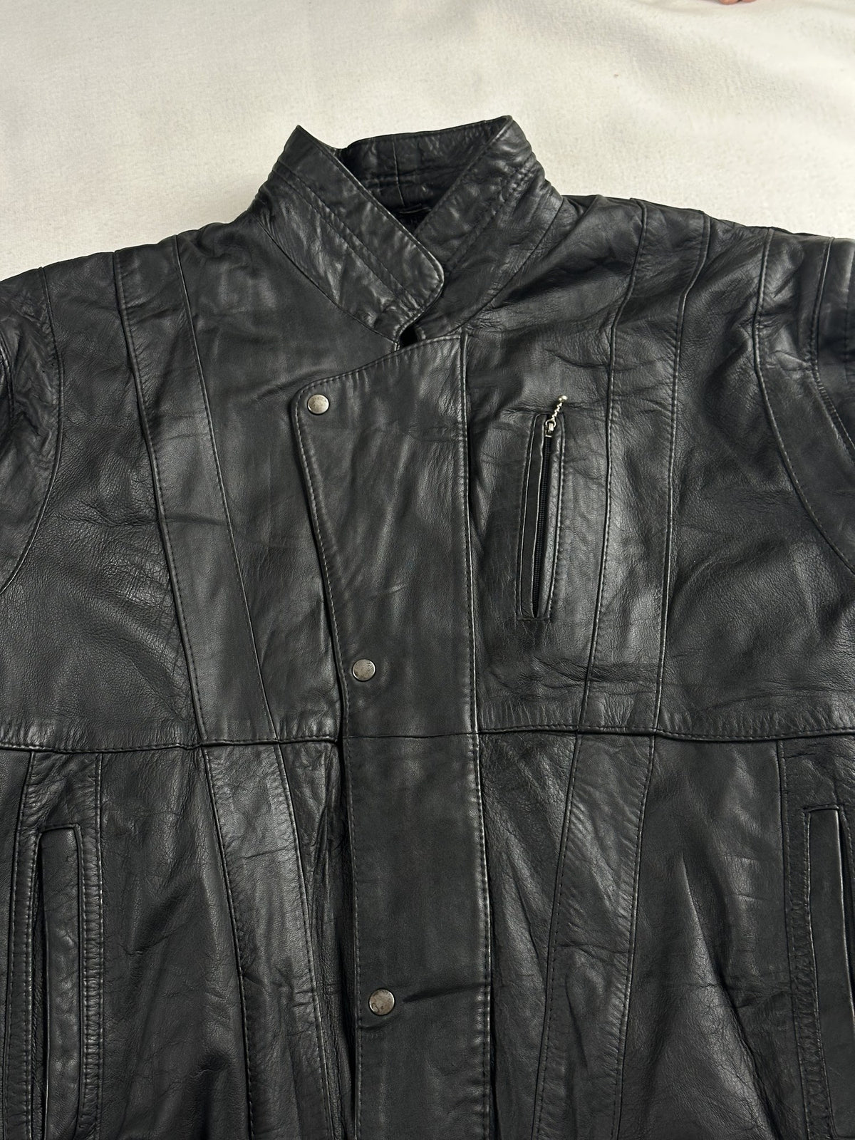 Black leather vintage jacket, size M - back view.