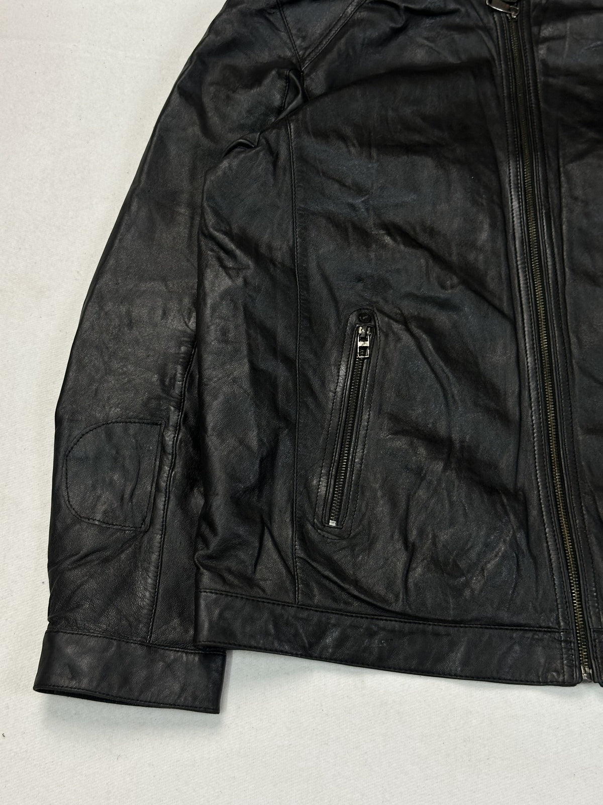 Side zip pocket on the black leather cafe racer, size L.