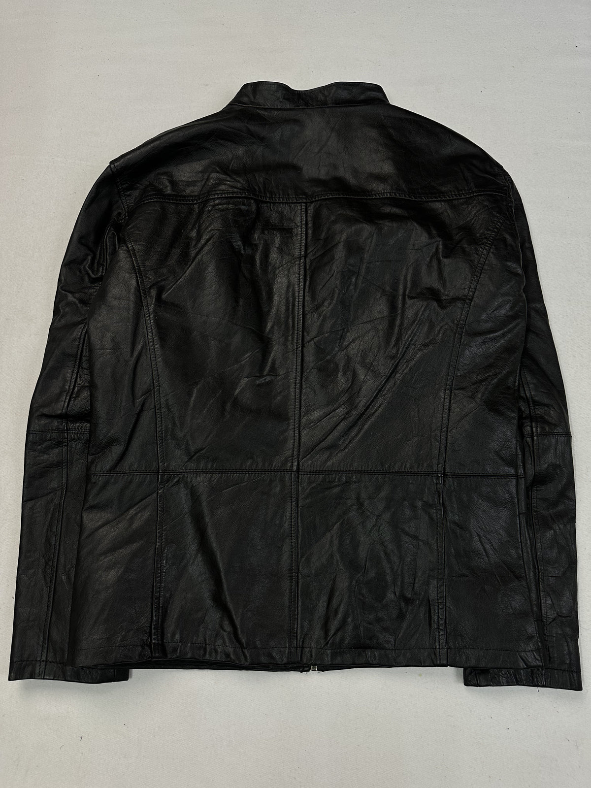 Black leather vintage jacket, size L - collar detail.