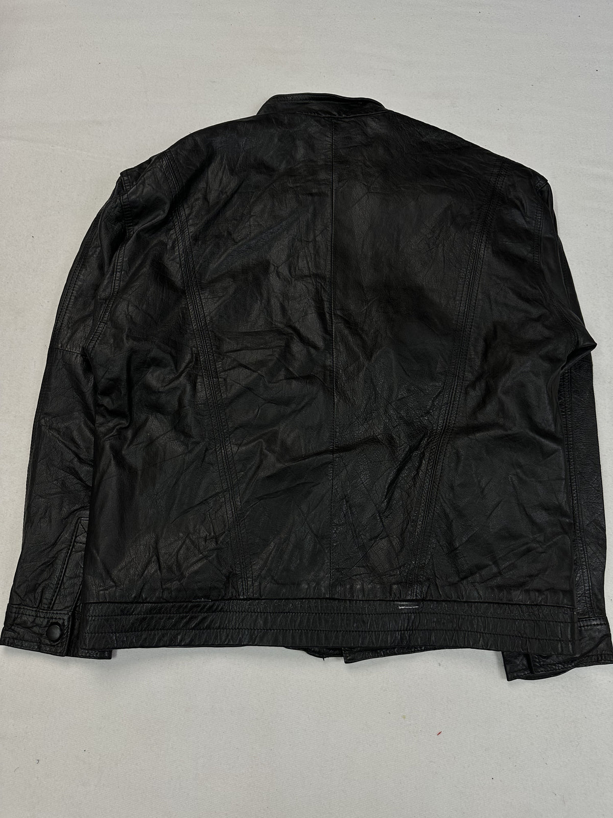 Black leather vintage jacket, size L - collar detail.