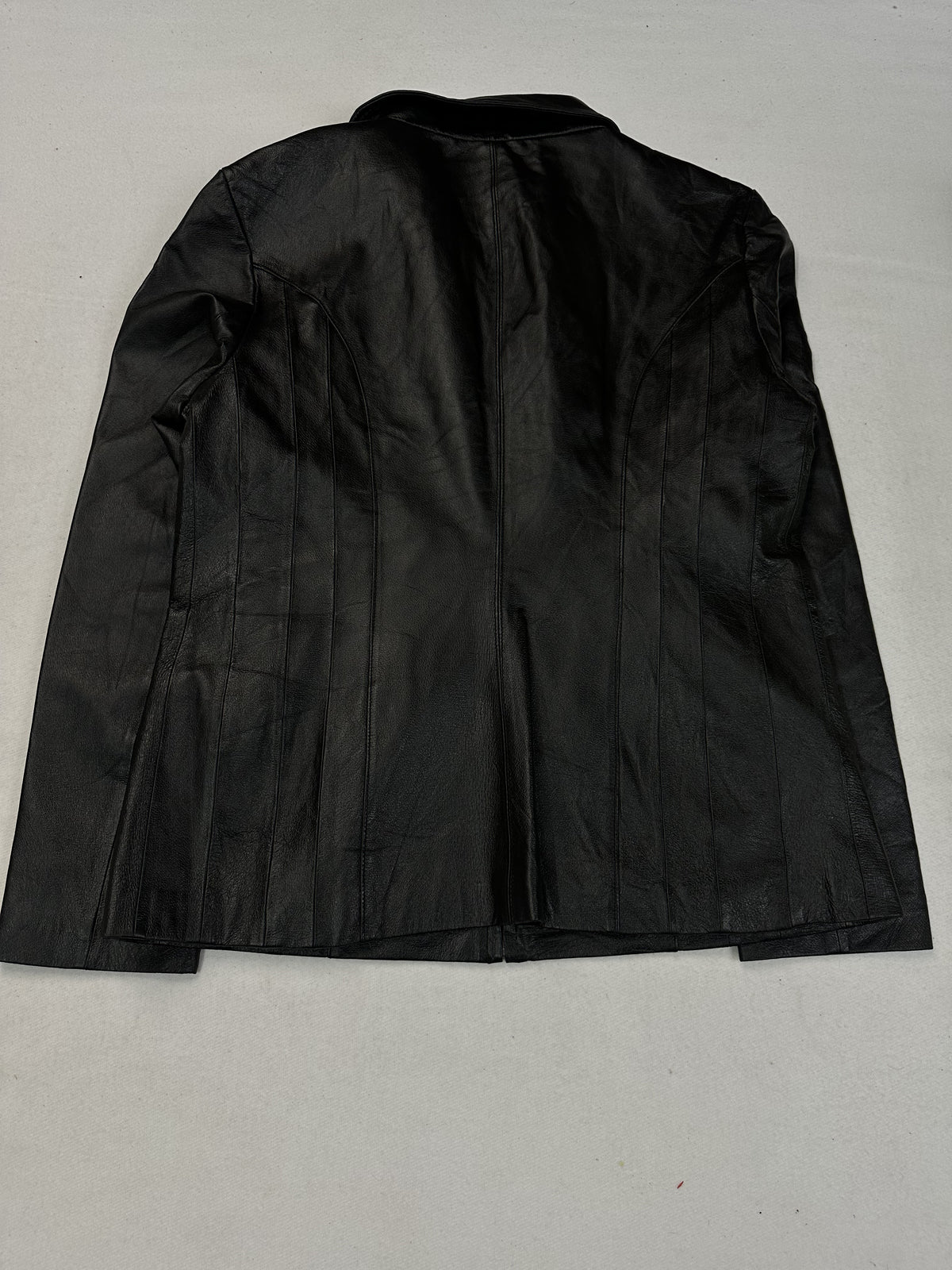 Black leather vintage jacket, size L - collar detail.