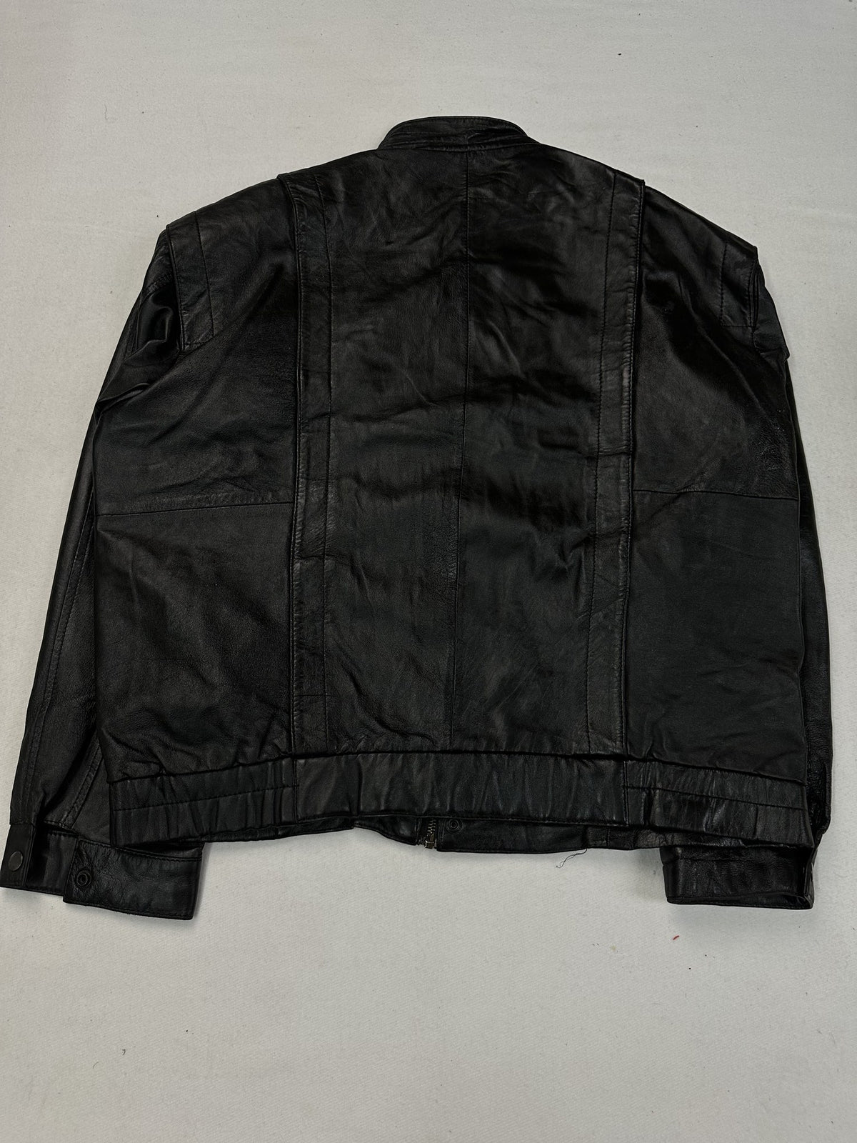 Black leather vintage jacket, size M - collar detail.