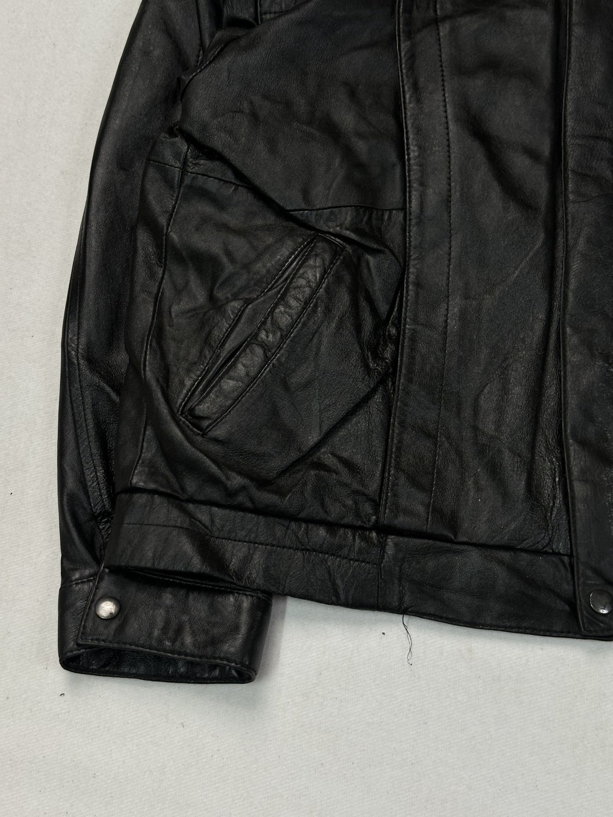 Black leather vintage jacket, size M - sleeve and cuff.